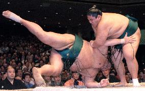 Miyabiyama defeats Akebono